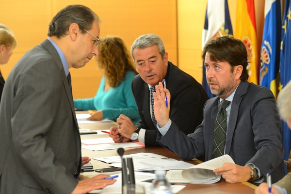 José Luis Delgado, Aurelio Abreu y Carlos Alonso, ayer durante la celebración del pleno. / SERGIO MÉNDEZ