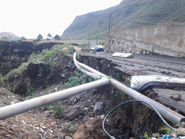 Las tuberías de los canales de agua han quedado al descubierto tras desaparecer parte del camino. / NORCHI