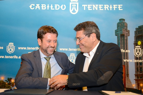 Carlos Alonso y José Gumersindo García rubricaron el convenio en el Cabildo. / S. MÉNDEZ