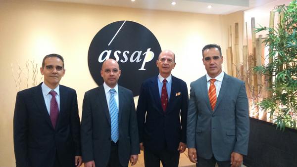 Carlos Rodríguez Braun, segundo a la derecha, en las oficinas de Assap, junto con los directivos de la firma. | DA