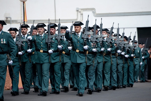 Distintas unidades del Cuerpo desfilaron en la Comandancia de la Guardia Civil en Ofra. / FRAN PALLERO