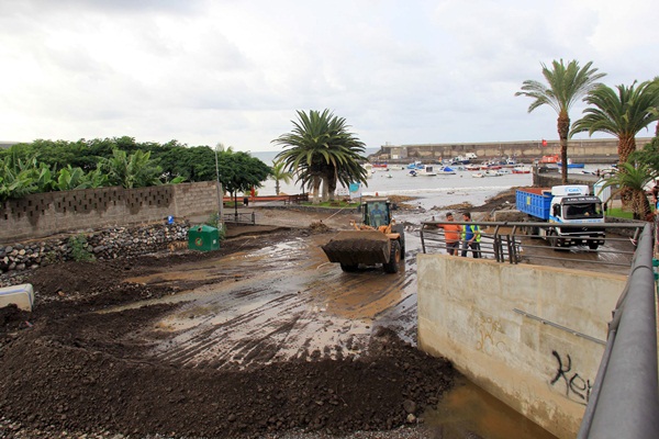 Las palas comenzaron ayer a retirar los escombros de la desembocadura del barranco de Playa San Juan. / DA