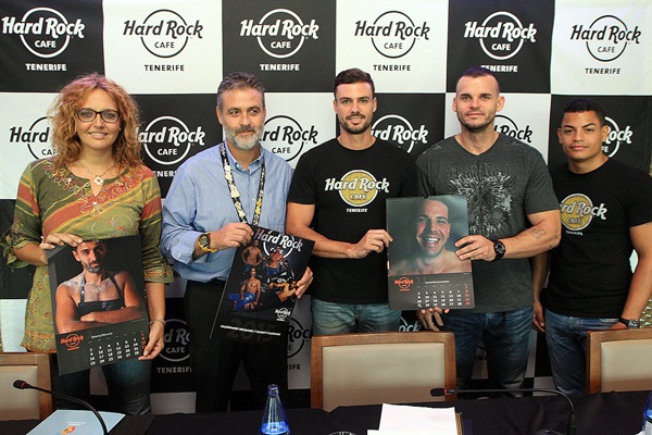 Clara Pérez, Ramón Sebastián y personal de Hard Rock posan con el almanaque. / DANIEL CETRULO