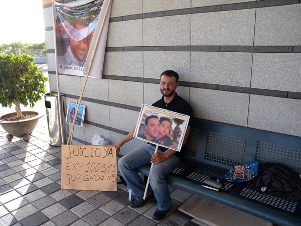 Said Alhamami lleva desde ayer en huelga de hambre en el exterior de los juzgados de Arona. / J. L. C.