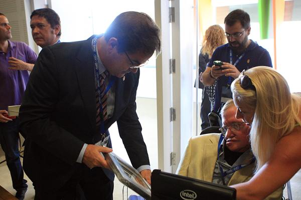 Francisco José Niño saluda al científico Stephen Hawking. | D. S.