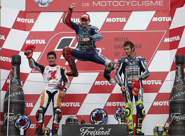 Jorge Lorenzo festeja el triunfo en Japón junto a Marc Márquez y Valentino Rossi.