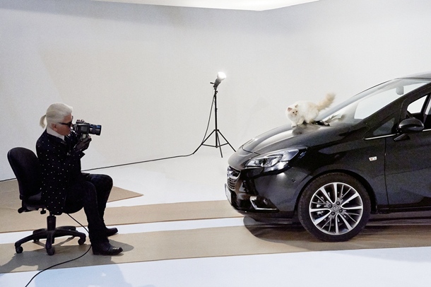 Karl Lagerfeld con el nuevo Opel Corsa y su gata birmana Choupette