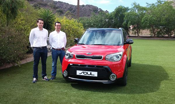 Miguel Crispín, director gerente de Kia Canarias, y Alfredo Morales, responsable de producto del Kia Soul. | DA