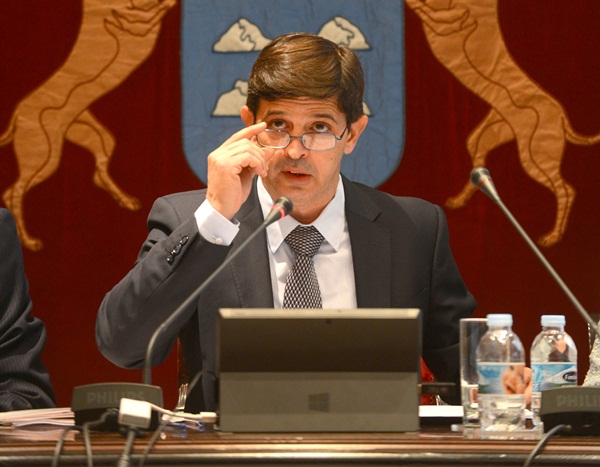 González Ortiz, consejero de Economía y Hacienda, ayer, en la presentación del presupuesto. / SERGIO MÉNDEZ