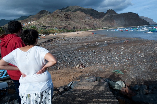 La playa de Las Teresitas amanecía llena de escombros procedentes de las escorrentías del barranco de San Andrés; una situación, la de la playa, ya evaluada por Costas. / f