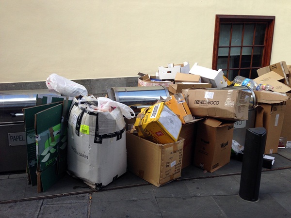 Los contenedores de la calle de La Hoya, entre los que más acumulan residuos durante todo el día. / DA