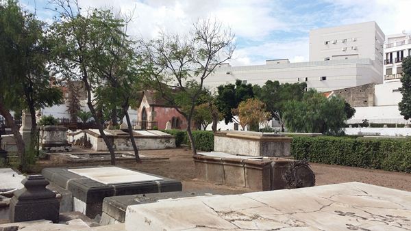 Estado actual del cementerio de San Rafael y San Roque, una vez que se han limpiado sus calles. | DA