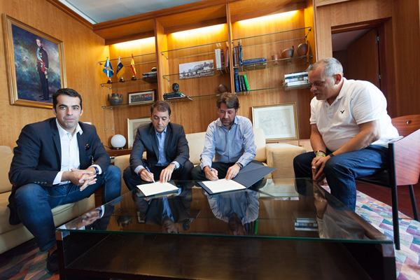 Plasencia (i), Bermúdez, Alonso y Medina, durante la firma del acuerdo entre Ayuntamiento y Cabildo. / DA