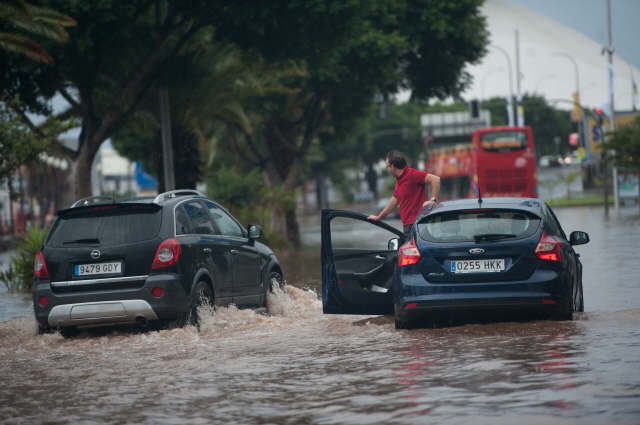 Estado de la avenida de Anaga, totalmente inundada. | FRAN PALLERO