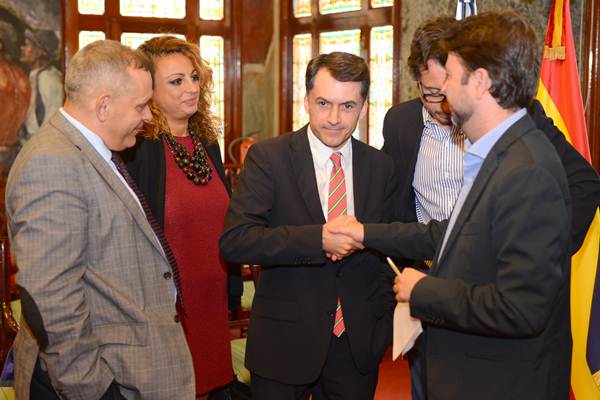 Alonso acudió ayer a la rueda de prensa acompañado por Jesús Morales, José Joaquín Bethencourt, Efraín Medina y Cristina Valido. | SERGIO MÉNDEZ