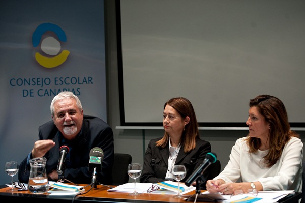 José Ángel Rodríguez (i), María Dolores Berriel y Rocío Peña (d), durante la presentación del informe. / FRAN PALLERO