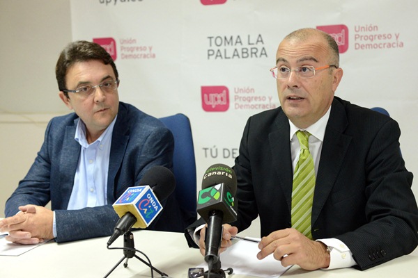 José Manuel Marrero Alonso y Miguel Ángel González Suárez, ayer en la sede de UPyD-Tenerife. / SERGIO MÉNDEZ