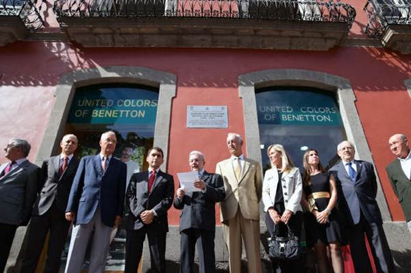 El alcalde, José Manuel Bermúdez, estuvo acompañado por los miembros de la Tertulia de Amigos del 25 de Julio, impulsores de la iniciativa. | DA