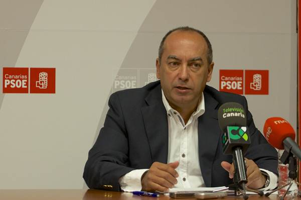 El secretario de Organización del PSOE y diputado autonómico, Julio Cruz, ayer en rueda de prensa. | DA