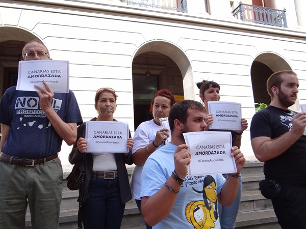 Activistas contra las prospecciones, ayer, ante la Subdelegación. / DA