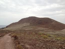 La Montaña Bocinegro se encuentra pegada a la Montaña Roja en El Médano. / DA