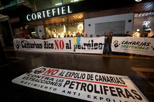 Los manifestantes corean consignas contra el Ejército y Soria e incluso contra CC y PSOE, y a favor de la independencia. / FRAN PALLERO