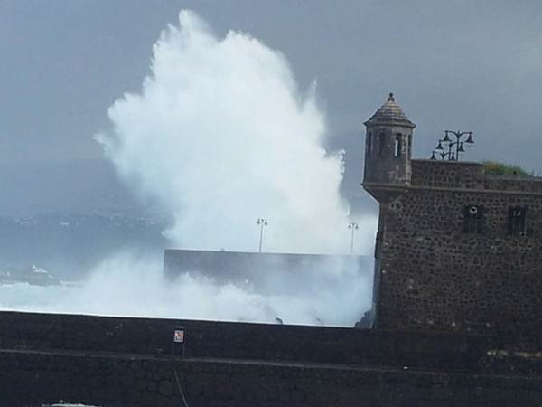 Puerto de la Cruz sufrió de nuevo las consecuencias de un oleaje terrible que asombró por su virulencia y el tamaño de las olas. | DA