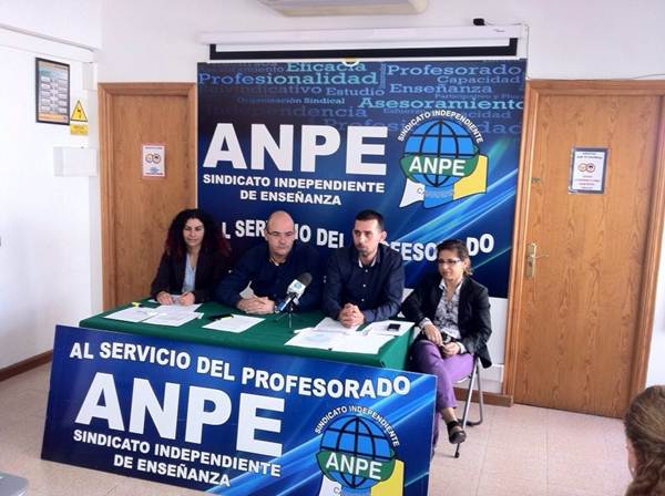 Los responsables de ANPE Canarias, entre ellos su presidente, Pedro Crespo (2i), durante la rueda de prensa. | DA