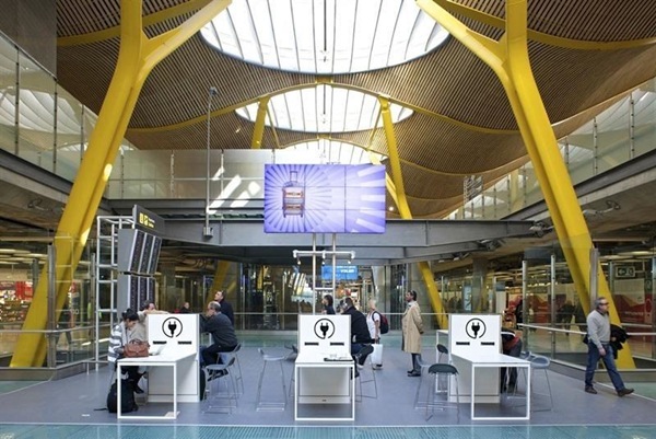 Imagen de una zona wifi en el aeropuerto Madrid Barajas. / DA