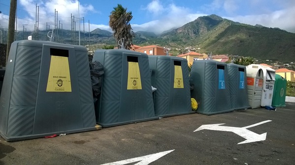 Grandes contenedores de basura en la zona del cementerio de Candelaria. / NORCHI 