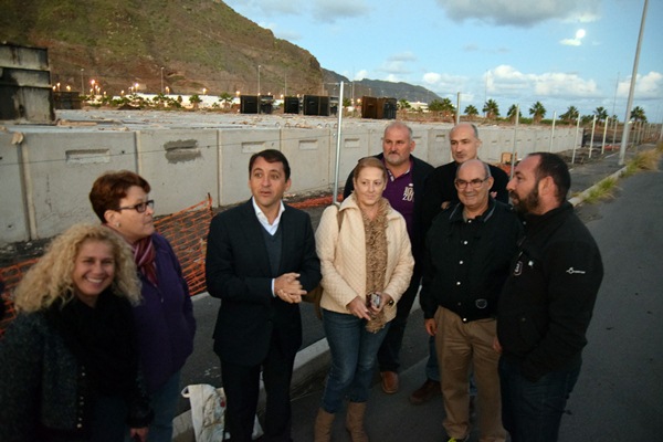 José Manuel Bermúdez y Fernando Ballesteros acompañaron a los vecinos en su visita. / DA