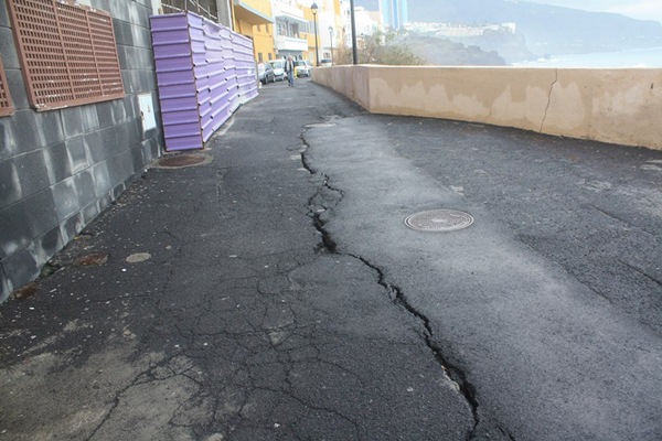 El estado del firme de la calle de Tegueste, en Punta Brava, supone un grave problema para los viandantes. / DA