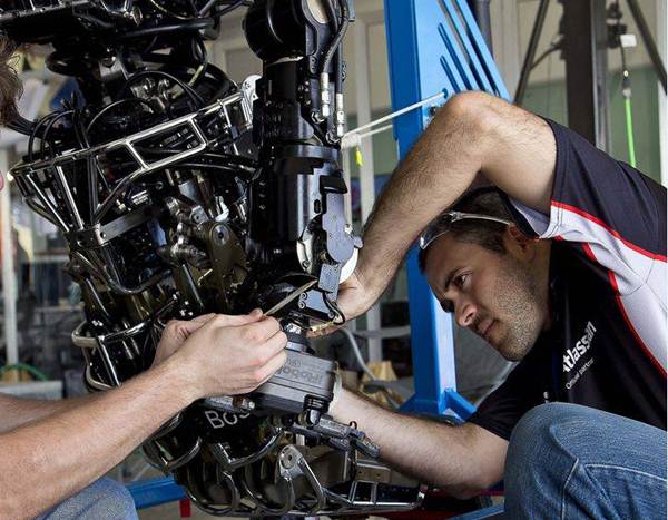 Daniel Reyes trabaja en el robot humanoide más avanzado del mundo. | DA