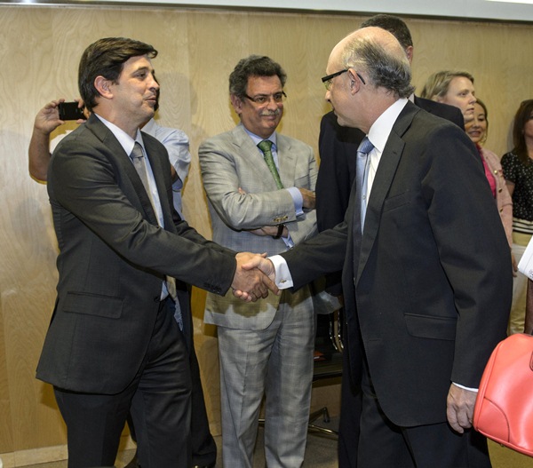 El consejero de Economía del Gobierno, Javier González Ortiz saluda al ministro Cristóbal Montoro. / DA