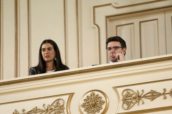 El ministro Soria, junto a la delegada del Gobierno, ayer, en el palco del Parlamento de Canarias. / FRAN PALLERO