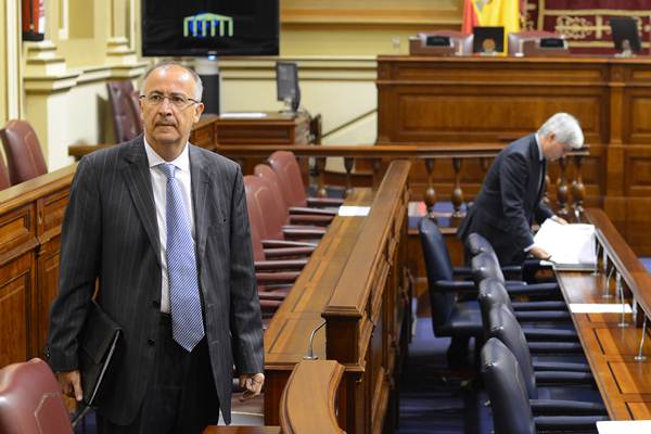 El consejero de Presidencia, Francisco Hernández Spínola, en el salón de plenos del Parlamento. | SERGIO MÉNDEZ