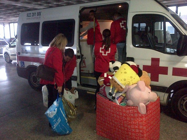 Cruz Roja de Tenerife con los alimentos, juguetes y ropa infantil recogidos por  Automotor. | DA