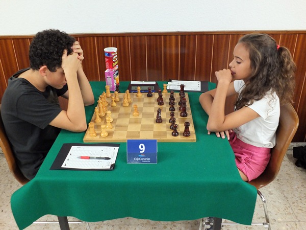 Los hermanos Ethan y Adhara Rodríguez, en un torneo reciente. / J. L. F.