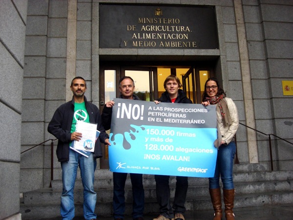Mar Blava presentó 150.000 firmas contra los sondeos en Baleares. /DA