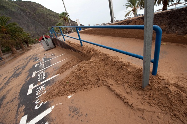 Estado en el que quedaron los aparcamientos de Las Teresitas, llenos de arena arrastrada por el mar. / F. P.