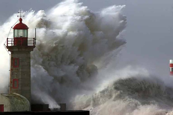La ola gigante (28 metros) de Galicia es la más grande registrada hasta la fecha. / DA