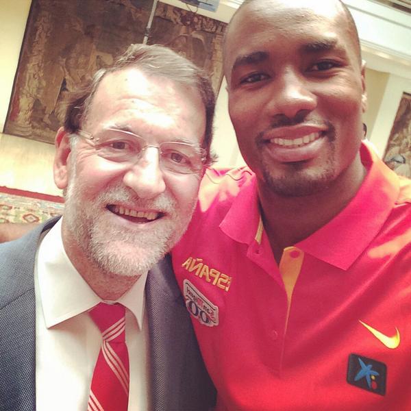 Mariano Rajoy haciéndose un selfie con el pívot de la selección española Serge Ibaka. / SERGE IBAKA