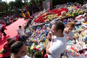 El Reloj de Flores del parque de García Sanabria se llenó de miles de regalos. / FRAN PALLERO