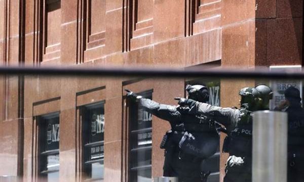 Un hombre armado retiene a decenas de personas en una cafetería de Sídney
