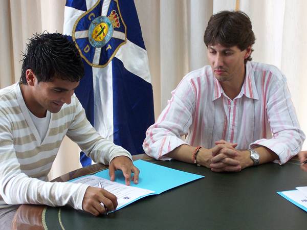 Ángel, en el momento de la firma de su primer contrato profesional junto a Alfonso Serrano en 2005. / DA