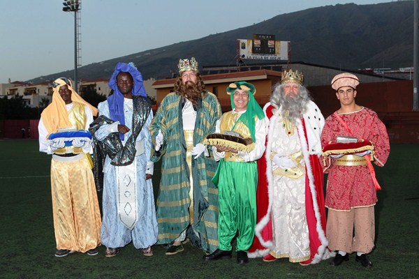 Los Reyes Magos llegaron al Campo Municipal de Deportes donde les esperaban miles de niños. / GERARD ZENOU