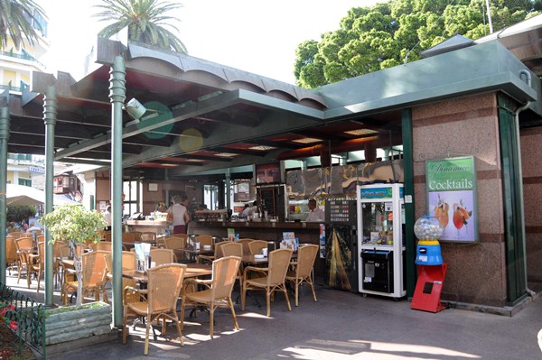El bar Dinámico, ubicado en la plaza del Charco, era una de las concesiones que tenía Ródano Tenerife. / M.P.P.