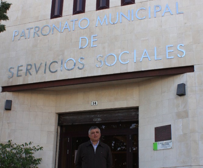 Juan Delgado, en la puerta del Patronato de Servicios Sociales. / DA