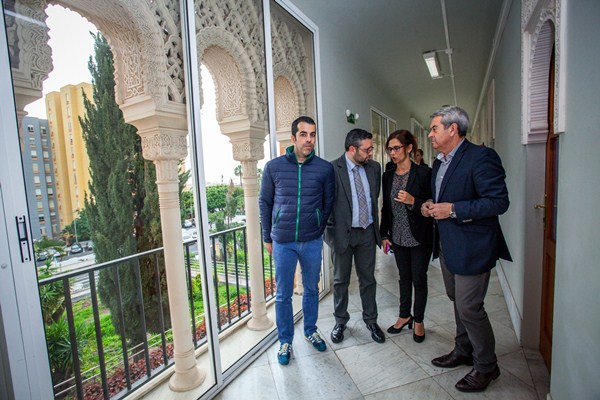 Florentino Guzmán Plasencia (i), junto a Miguel Ángel Pérez y Aurelio Abreu, durante su visita a las dependencias del Palacete Coviella. / DA