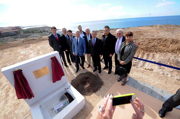 Autoridades y empresarios colocaron ayer la primera piedra del nuevo complejo. / FRAN PALLERO